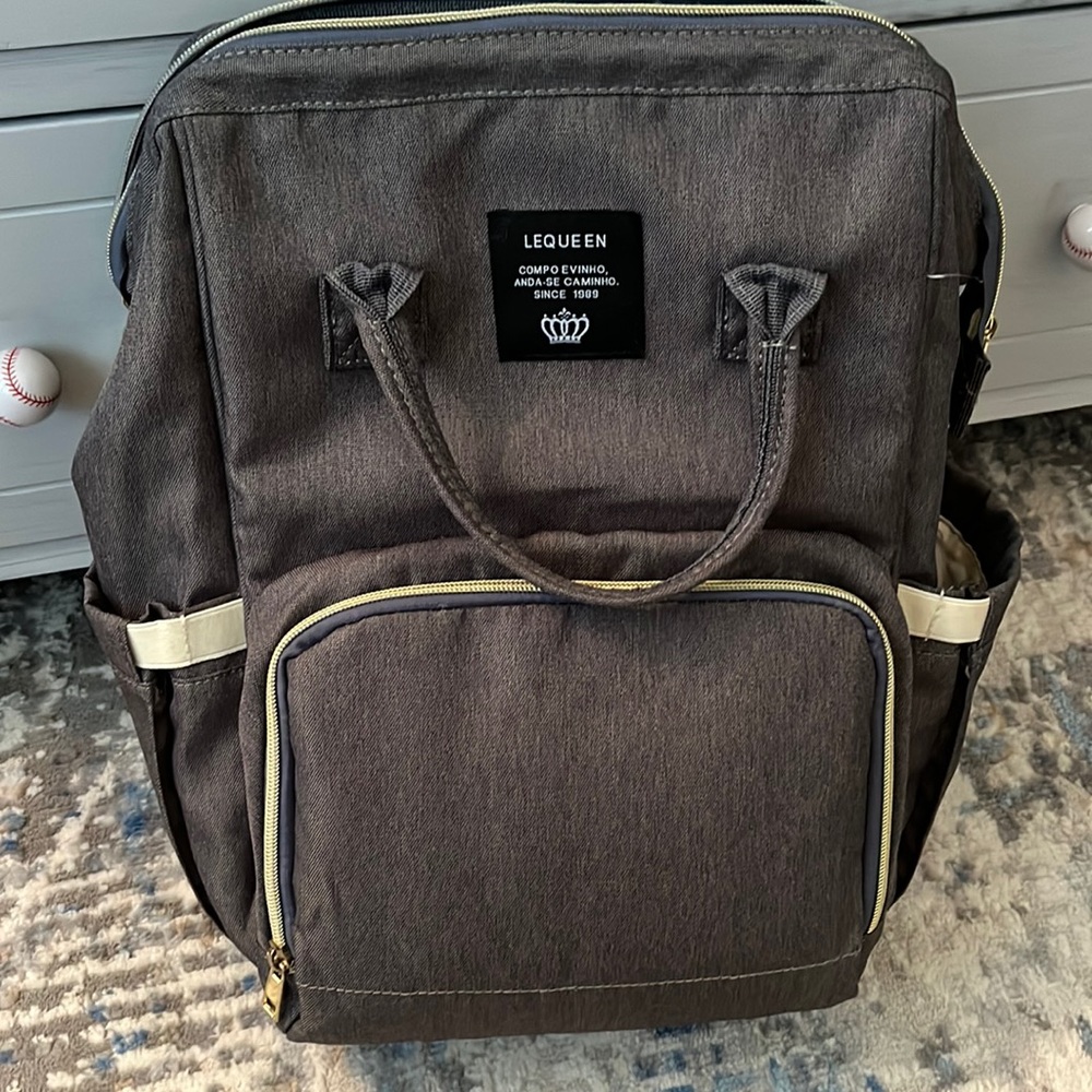 Le Queen diaper bag, perfect for travel! Dark Gray Excellent condition!